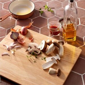 FIGMINT NWT nonslip rubberwood cutting board -natural -12x15